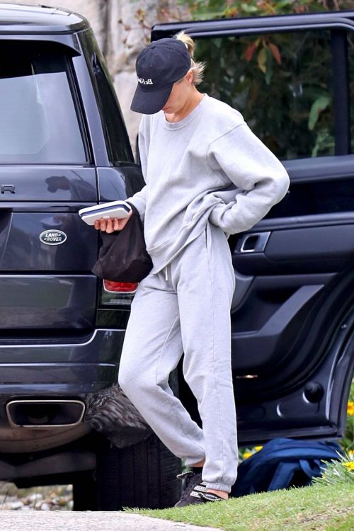 Lara Bingle in Comfy Outfit Out in Sydney 02/25/2021 1