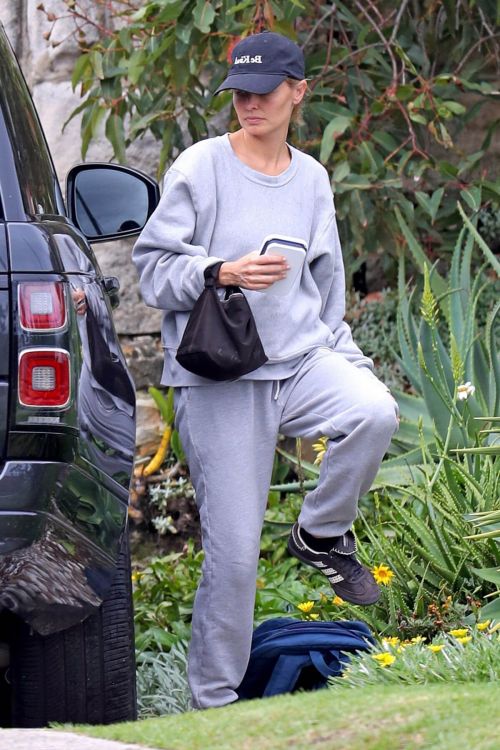 Lara Bingle in Comfy Outfit Out in Sydney 02/25/2021 2