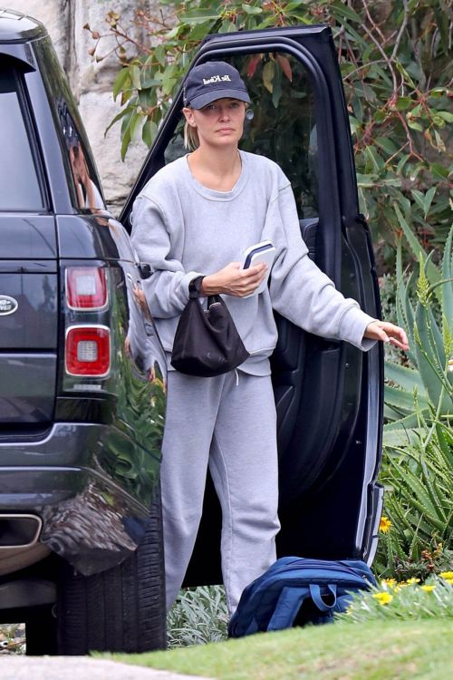 Lara Bingle in Comfy Outfit Out in Sydney 02/25/2021 5