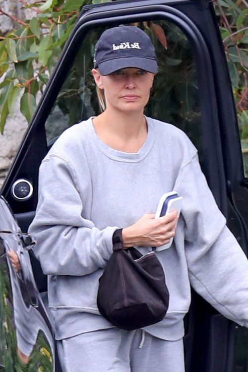 Lara Bingle in Comfy Outfit Out in Sydney 02/25/2021 6