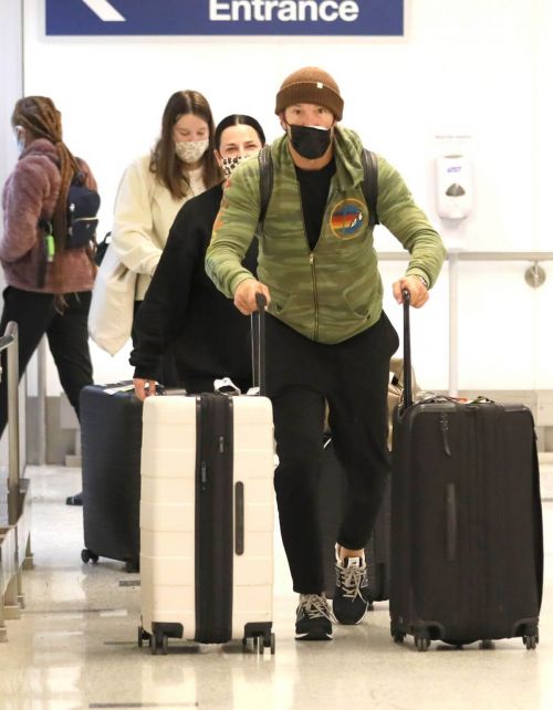 Laura Lentz Seen at LAX Airport in Los Angeles 03/22/2021 1