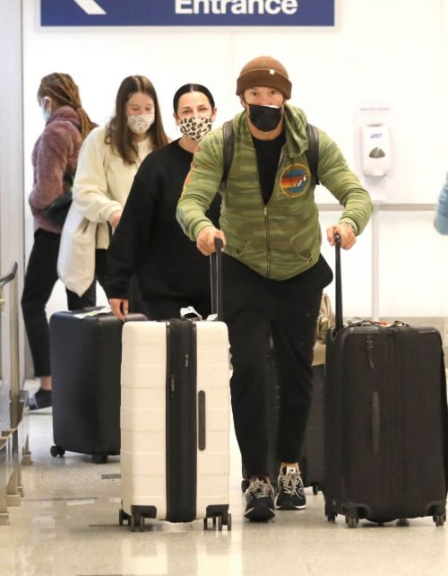 Laura Lentz Seen at LAX Airport in Los Angeles 03/22/2021 3