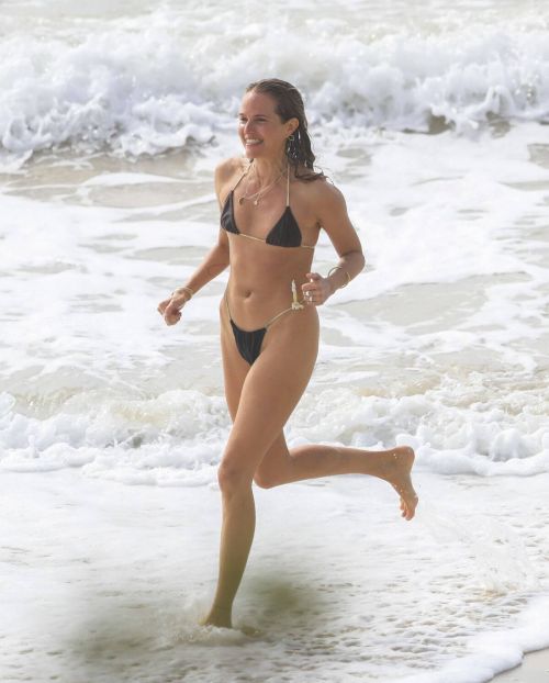 Laura May Gibbs Flaunts Her Toned Body in Bikini at a Beach in Byron Bay 03/10/2021 4