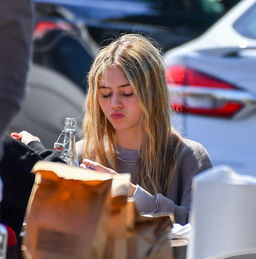 Leni Klum Steps Out for Lunch in Malibu 03/21/2021 1