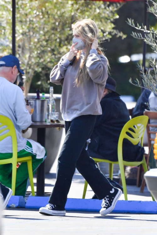 Leni Klum Steps Out for Lunch in Malibu 03/21/2021 3