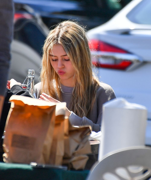 Leni Klum Steps Out for Lunch in Malibu 03/21/2021 4