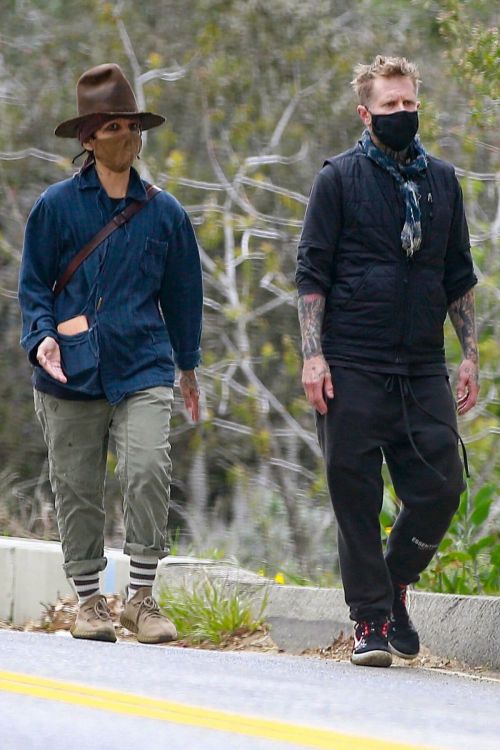 Linda Perry Steps Out in Los Angeles 03/20/2021 1