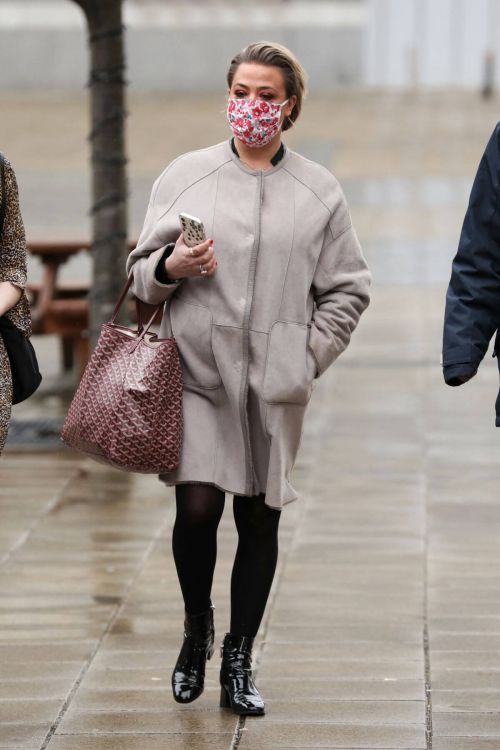 Lisa Armstrong Wraps Up Warm as She Heads into a Studios in Leeds 03/10/2021 1