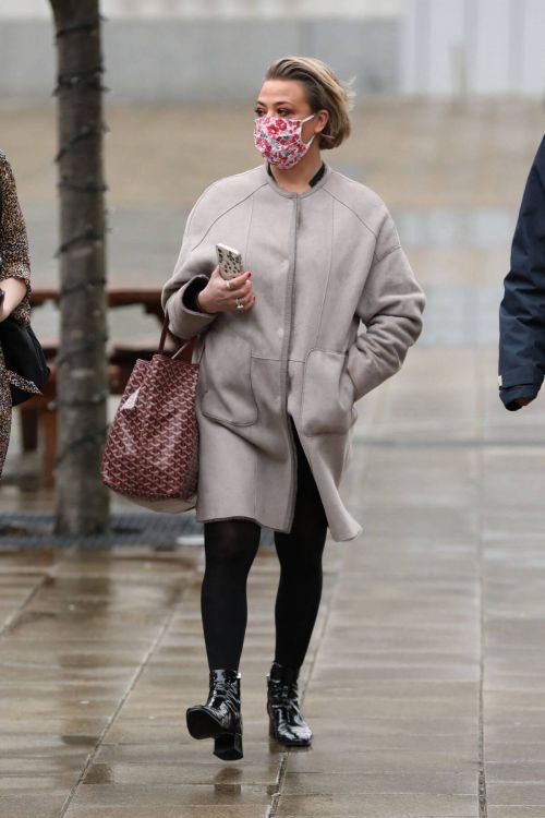 Lisa Armstrong Wraps Up Warm as She Heads into a Studios in Leeds 03/10/2021 4