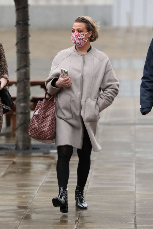 Lisa Armstrong Wraps Up Warm as She Heads into a Studios in Leeds 03/10/2021 2