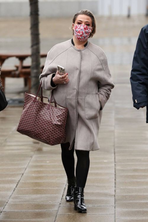 Lisa Armstrong Wraps Up Warm as She Heads into a Studios in Leeds 03/10/2021 5