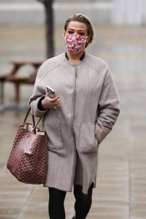 Lisa Armstrong Wraps Up Warm as She Heads into a Studios in Leeds 03/10/2021 6