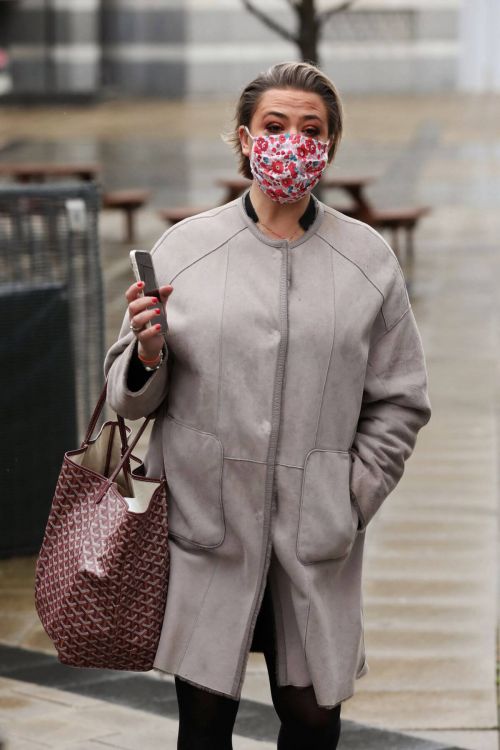 Lisa Armstrong Wraps Up Warm as She Heads into a Studios in Leeds 03/10/2021 5