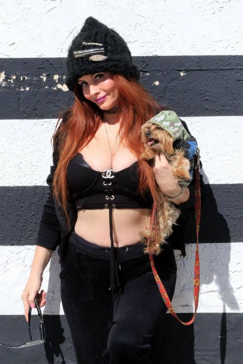 Phoebe Price Enjoys at 24 Hot Chicken & Waffle Bar in Los Angeles 02/24/2021 2