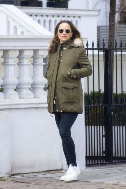 Pippa Middleton Steps Out in London 03/12/2021 4