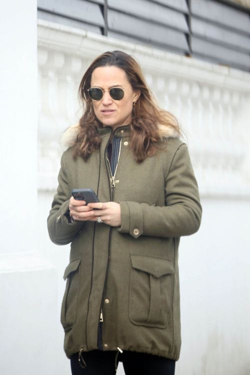 Pippa Middleton Steps Out in London 03/12/2021 6