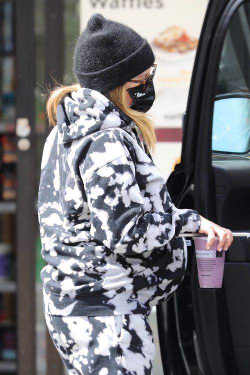 Pregnant Ashley Tisdale Wears a Comfy Outfit While Day Out in Beverly Hills 03/10/2021 4