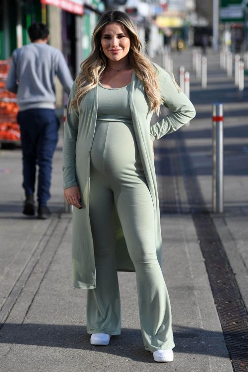Pregnant Georgia Kousoulou Spotted on the Set of The Only Way is Essex 03/09/2021 3