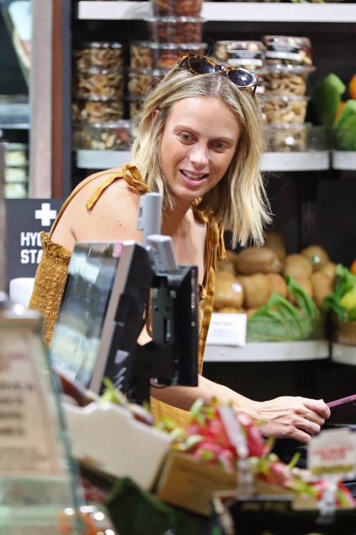 Pregnant Sylvia Jeffreys Steps Out for Shopping in Sydney 03/15/2021 3