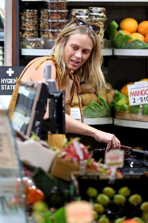 Pregnant Sylvia Jeffreys Steps Out for Shopping in Sydney 03/15/2021 4