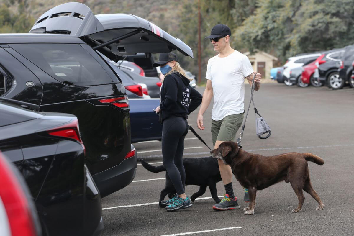 Reese Witherspoon Out Hiking with Dogs in Santa Monica 03/14/2021 1