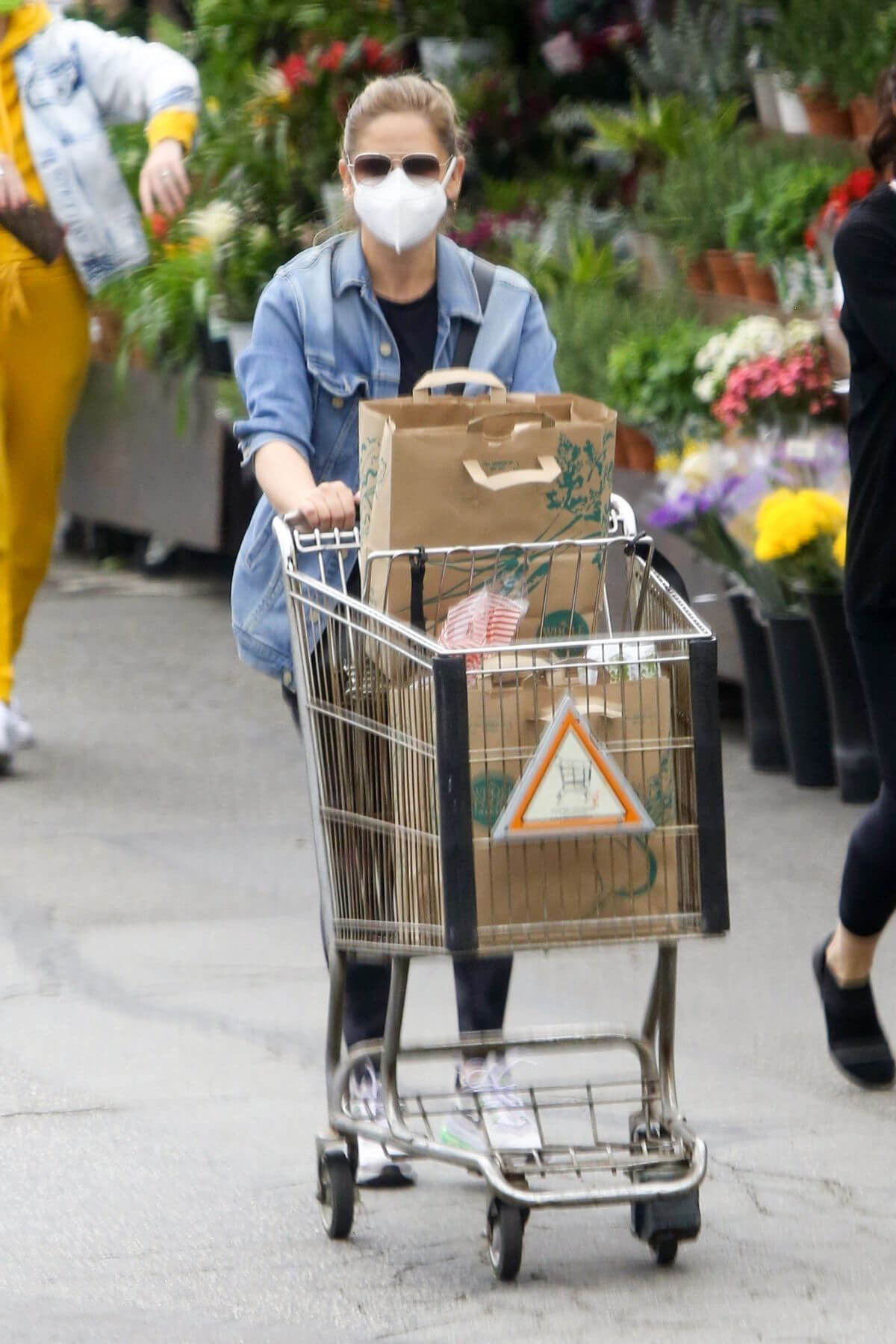 Sarah Michelle Gellar Keeps it Casual as She wears Denim Jacket and Tights during Shopping at Whole Foods in Los Angeles 02/05/2021