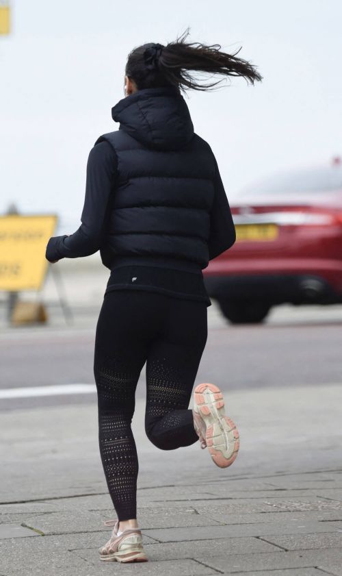 Vanessa Bauer in Black Sportswear Out Jogging at a Beach in Blackpool 03/09/2021 4