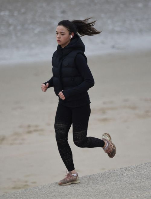 Vanessa Bauer in Black Sportswear Out Jogging at a Beach in Blackpool 03/09/2021 5