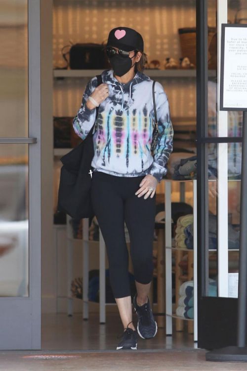 Lisa Rinna Steps Out Shopping in Los Angeles 03/21/2021 3