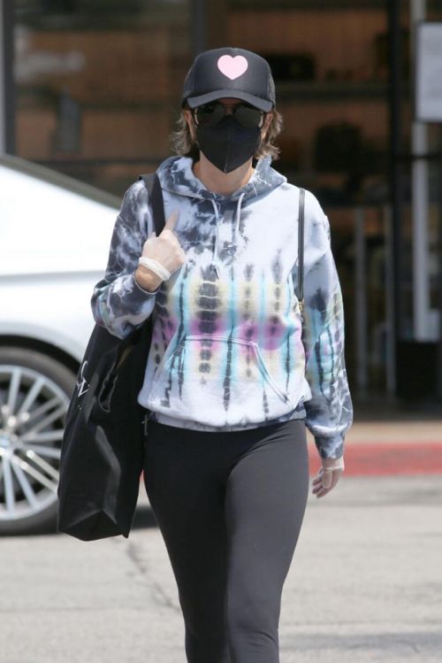 Lisa Rinna Steps Out Shopping in Los Angeles 03/21/2021 4