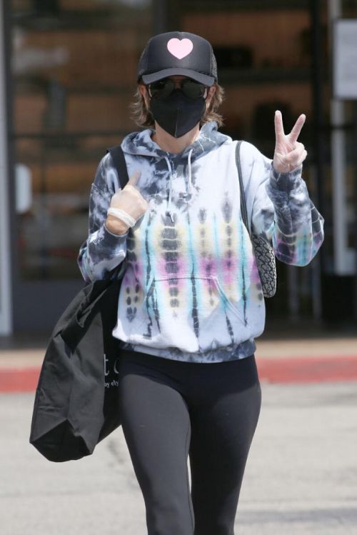 Lisa Rinna Steps Out Shopping in Los Angeles 03/21/2021 5