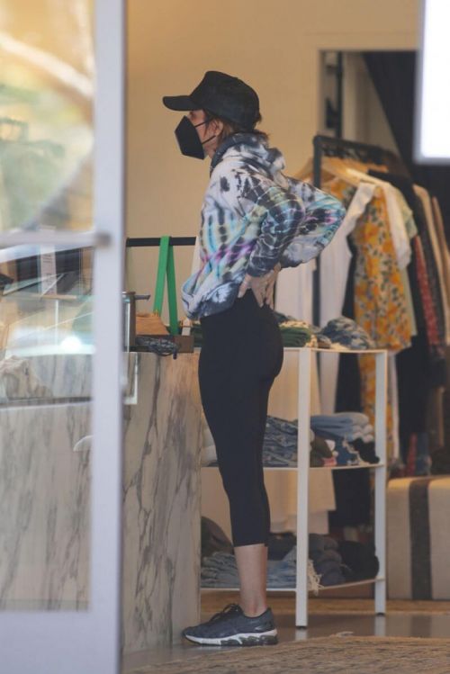 Lisa Rinna Steps Out Shopping in Los Angeles 03/21/2021 6