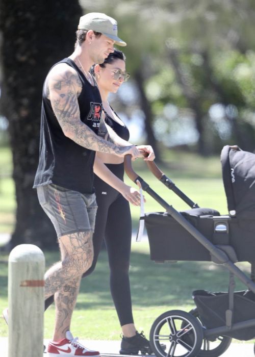 London Shay Goheen and Reece Hawkins Steps Out at Gold Coast 03/25/2021 4