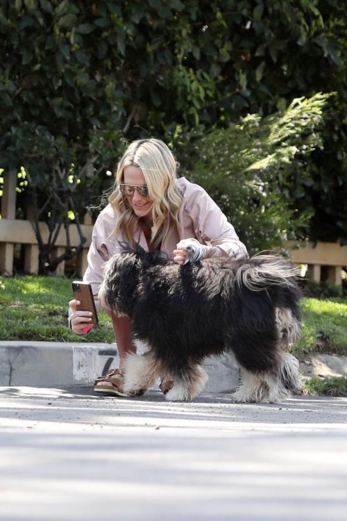 Molly Sims Steps Out with Her Dog in Pacific Palisades 03/18/2021 4