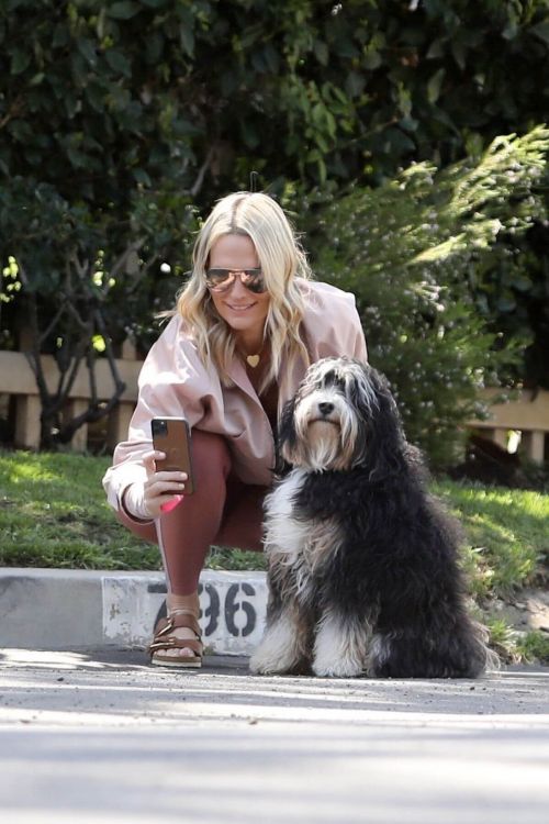 Molly Sims Steps Out with Her Dog in Pacific Palisades 03/18/2021 5