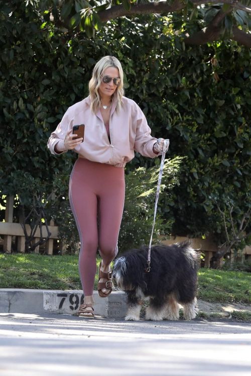 Molly Sims Steps Out with Her Dog in Pacific Palisades 03/18/2021 6