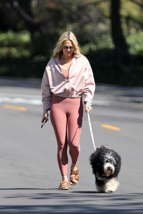 Molly Sims Steps Out with Her Dog in Pacific Palisades 03/18/2021 7