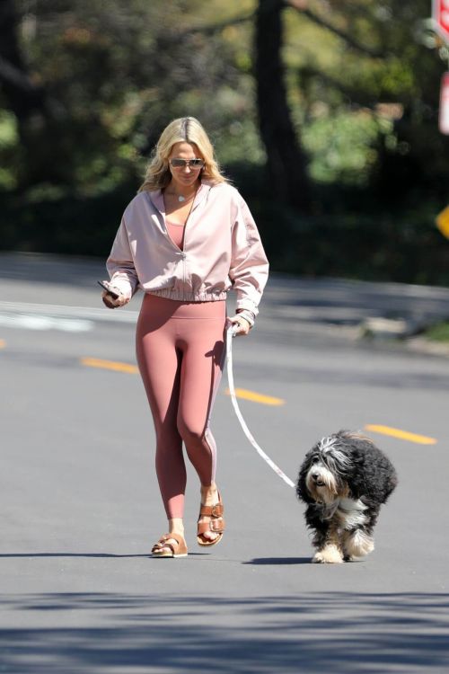 Molly Sims Steps Out with Her Dog in Pacific Palisades 03/18/2021 9