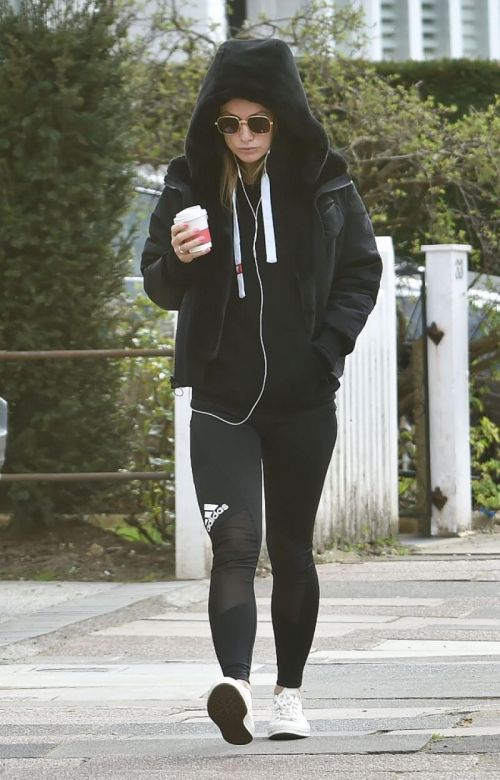 Olivia Wilde is Seen Leaving a Gym in London 03/25/2021 6