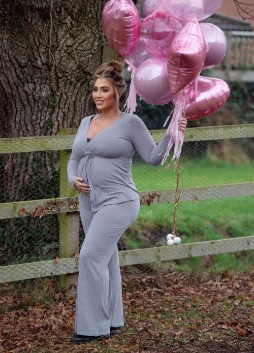Pregnant Lauren Goodger Seen on the Set of a Photoshoot in London 03/23/2021 1