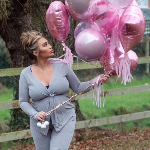Pregnant Lauren Goodger Seen on the Set of a Photoshoot in London 03/23/2021 2