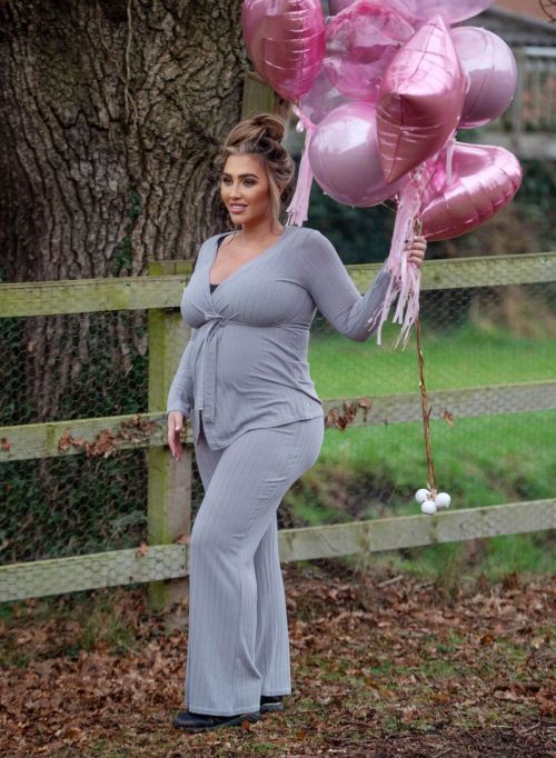 Pregnant Lauren Goodger Seen on the Set of a Photoshoot in London 03/23/2021 3