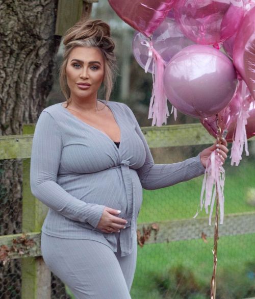 Pregnant Lauren Goodger Seen on the Set of a Photoshoot in London 03/23/2021 6