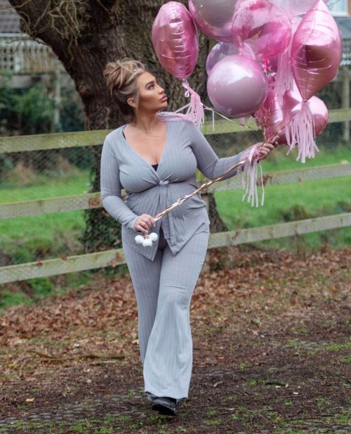 Pregnant Lauren Goodger Seen on the Set of a Photoshoot in London 03/23/2021 3