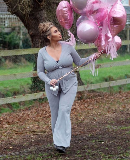 Pregnant Lauren Goodger Seen on the Set of a Photoshoot in London 03/23/2021 6