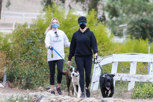 Reese Witherspoon and Ava Phillippe Hiking in Brentwood 03/22/2021 6