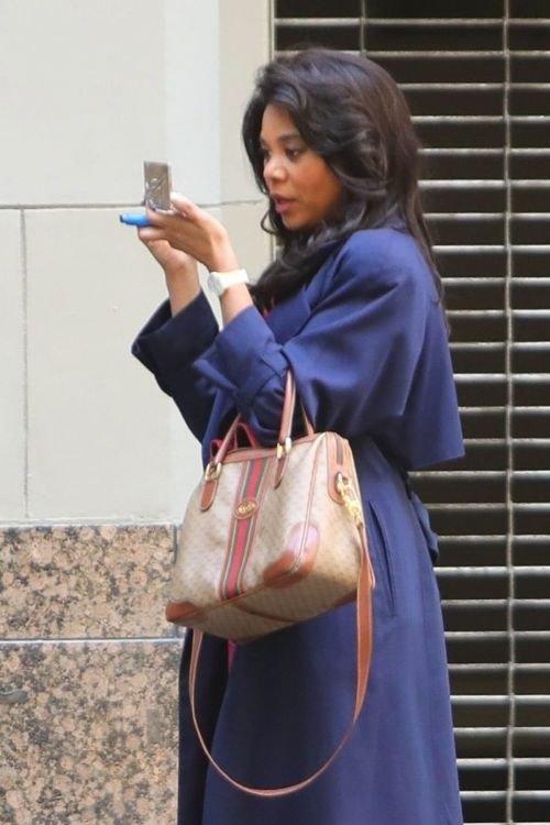 Regina Hall Spotted on the Set of Black Monday in Los Angeles 03/24/2021 4