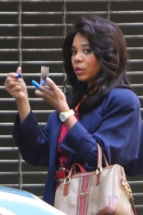 Regina Hall Spotted on the Set of Black Monday in Los Angeles 03/24/2021 3