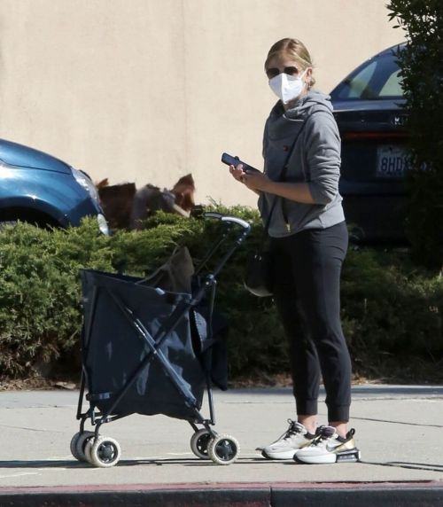 Sarah Michelle Gellar Spotted at a Farmers Market in Brentwood 03/21/2021 2