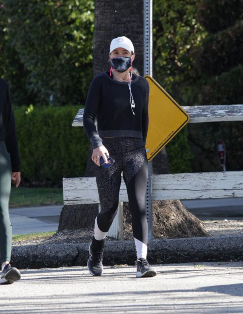 Teddi Mellencamp Steps Out For Jogging with a Friend in Los Angeles 03/19/2021 4